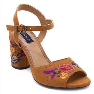 Mari A. Wanita Open Toe Floral Embroidered Heels